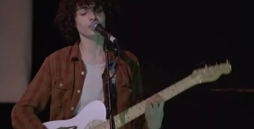 Se Stranger Things-stjärnan ta sig an The Velvet Underground