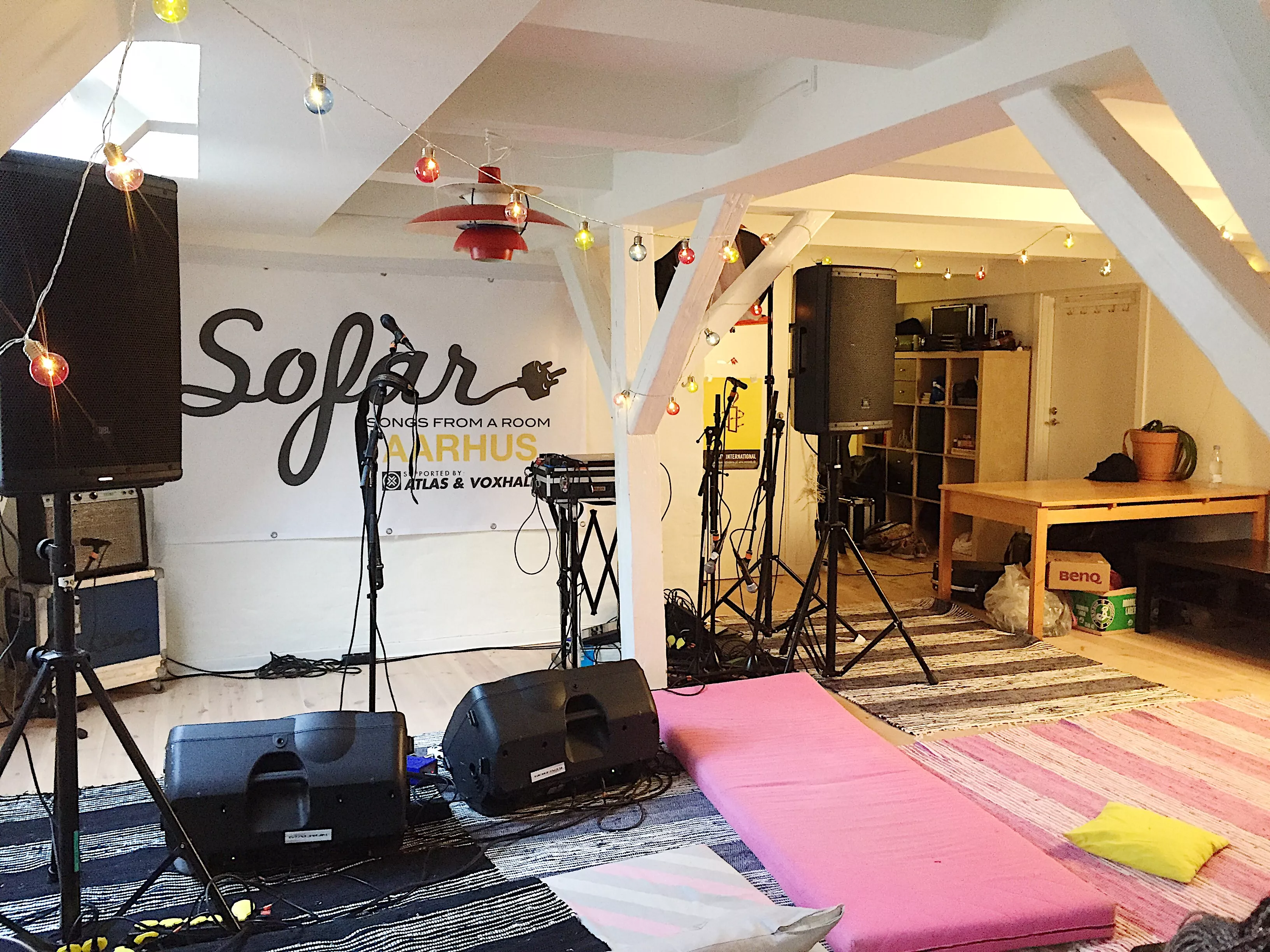 Reportage: Danni Toma gav veloplagt hjemmekoncert til støtte for Amnesty International