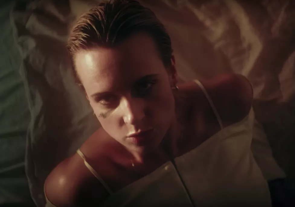 VIDEO: MØ viser sin forførende side frem