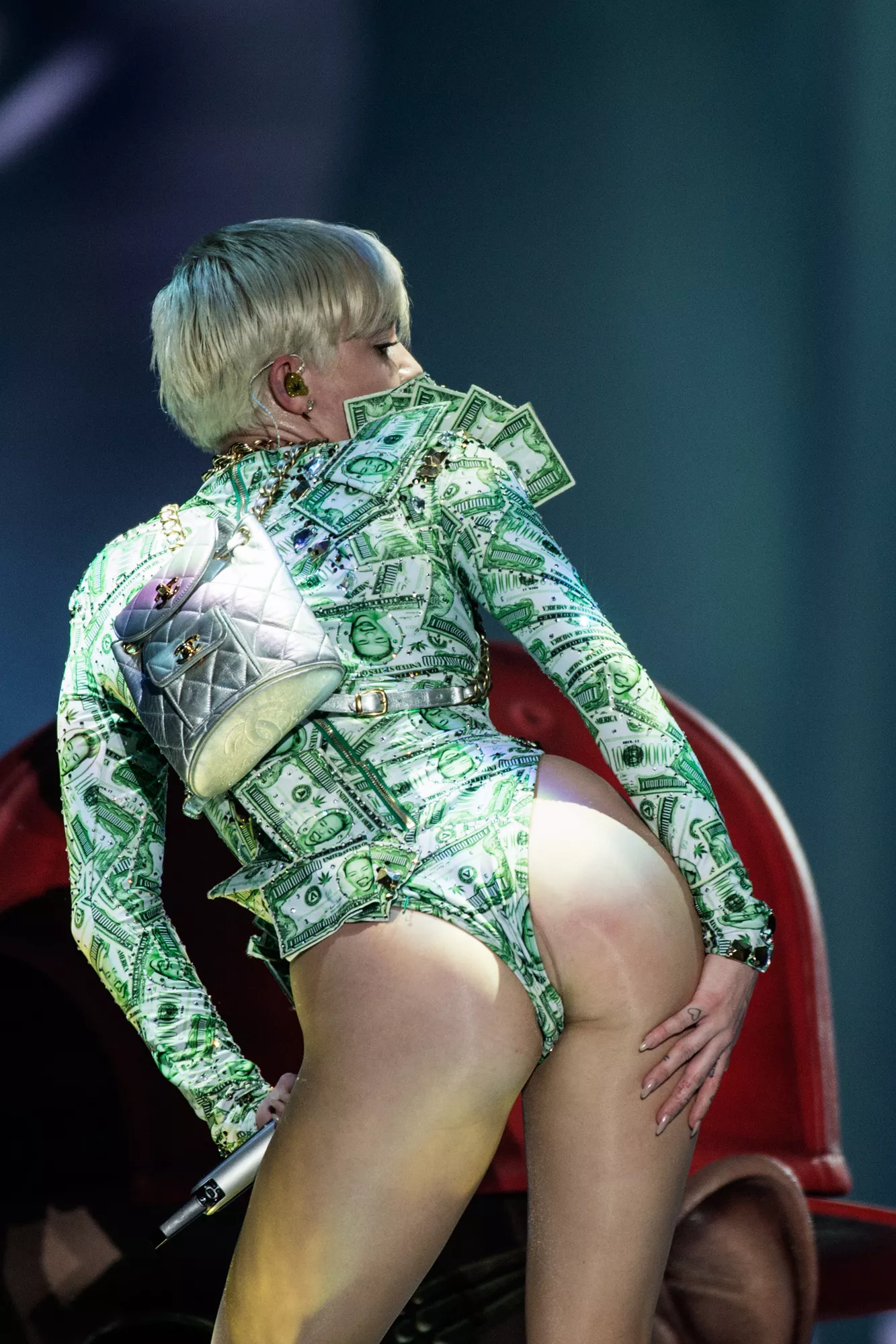 Se Miley Cyrus twerke som Nicki Minaj - eller omvendt