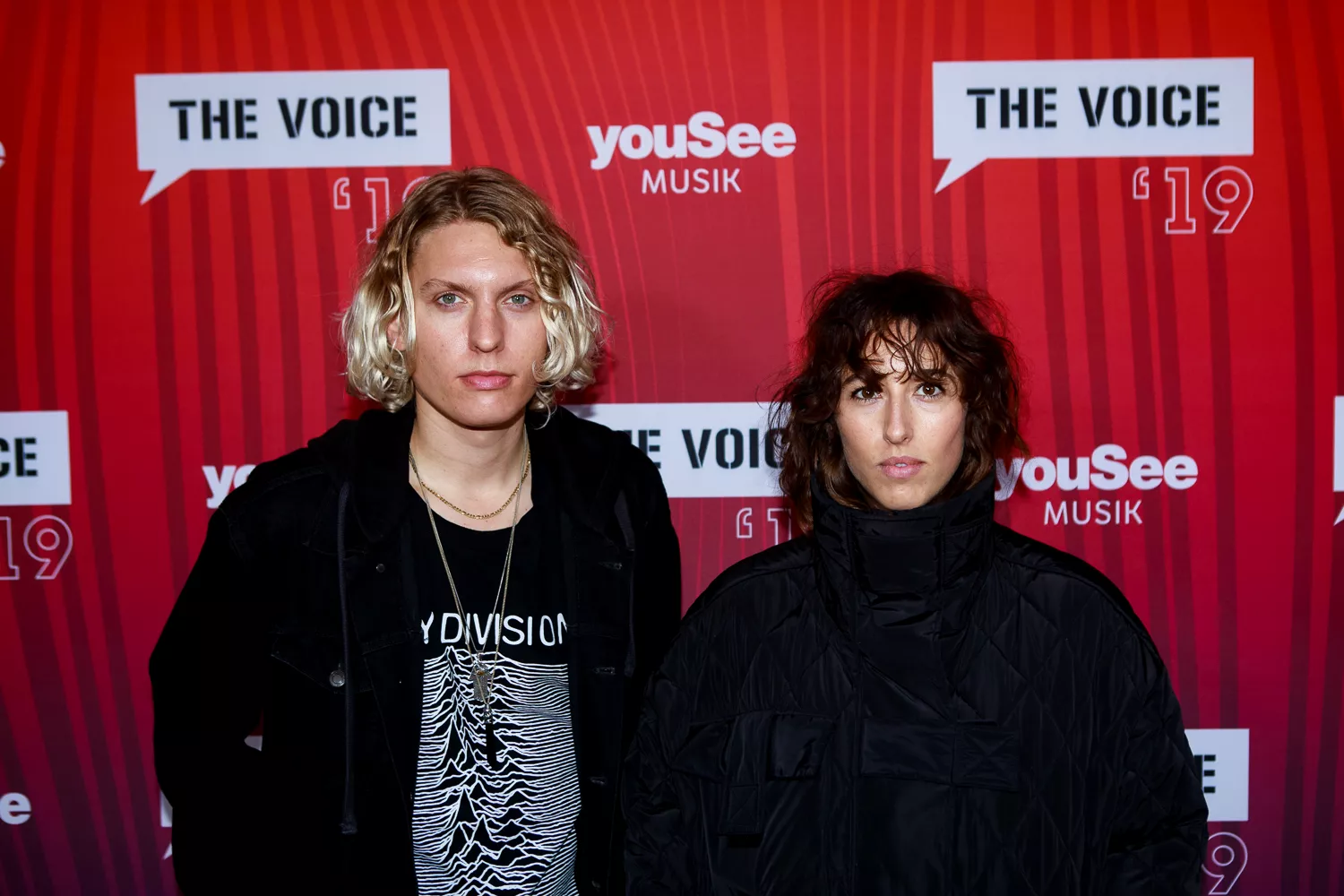 Se stjernerne på den røde løber til The Voice-prisen