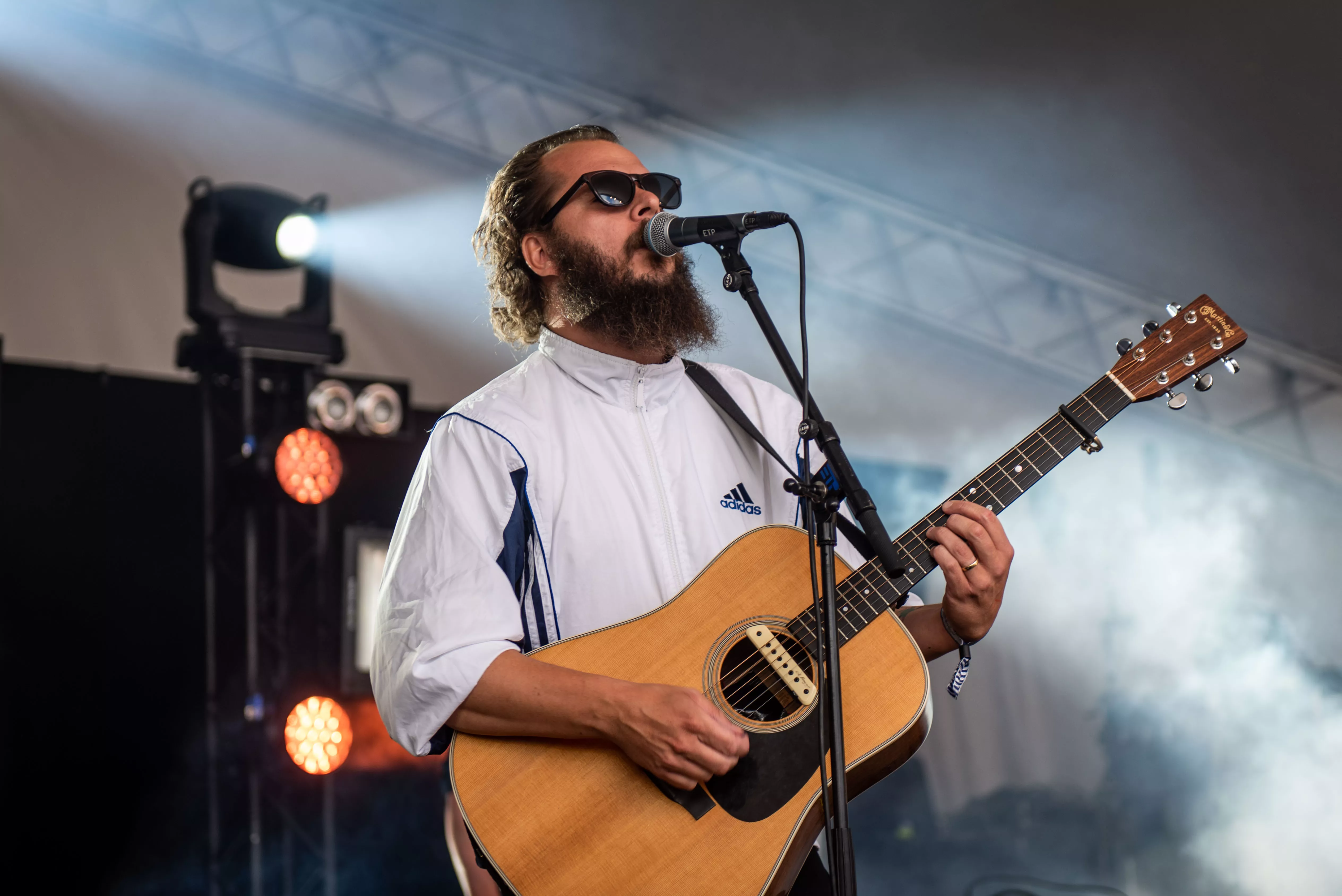 Multitaskende musiker i det lyse hjørne