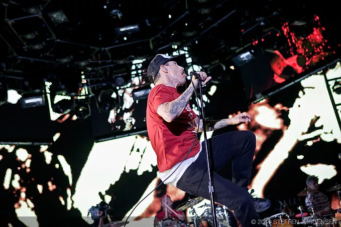 Video: Red Hot Chilli Peppers spiller Bowie for Bernie Sanders