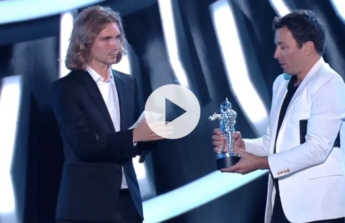 Se hjemløs mand modtage pris for Miley Cyrus 