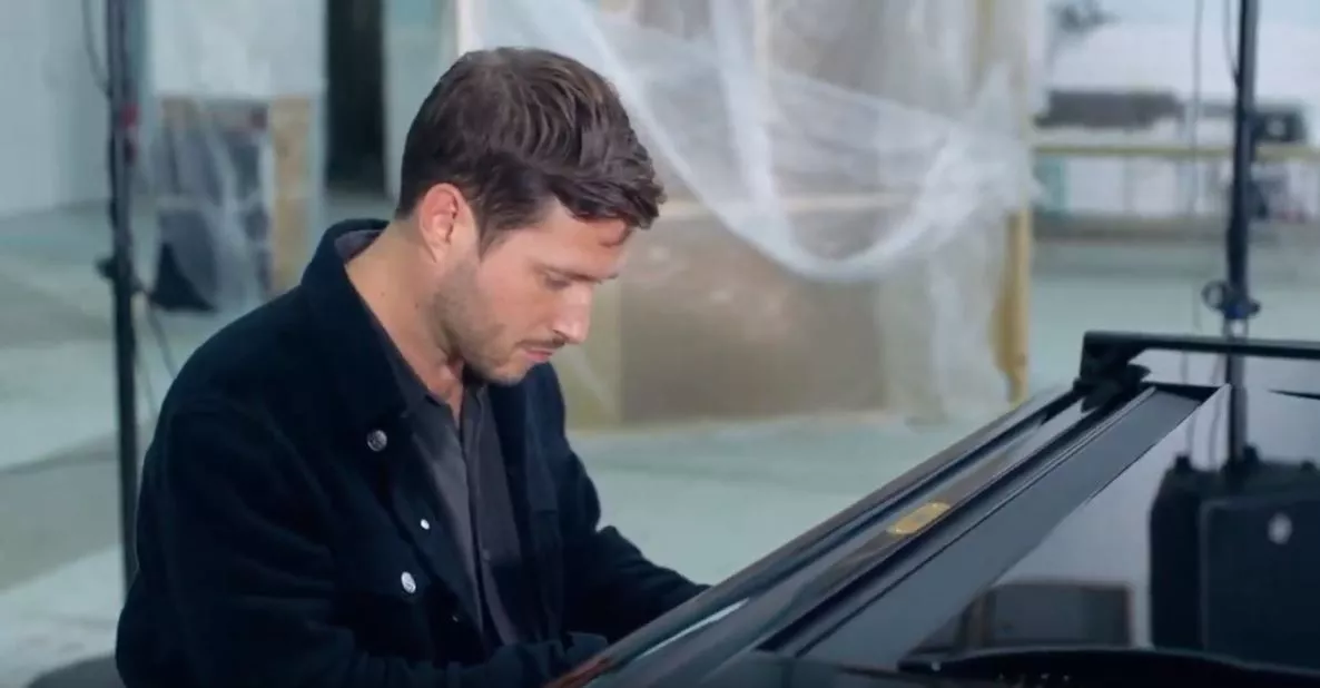 VIDEOPREMIERE: Se klavervirtuosen August Rosenbaum improvisere i ny video