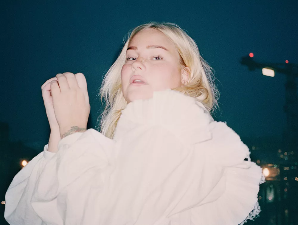 Koncertaktuelle Sarah Klang: Når ulykkelig kærlighed får en kreativ brugsværdi