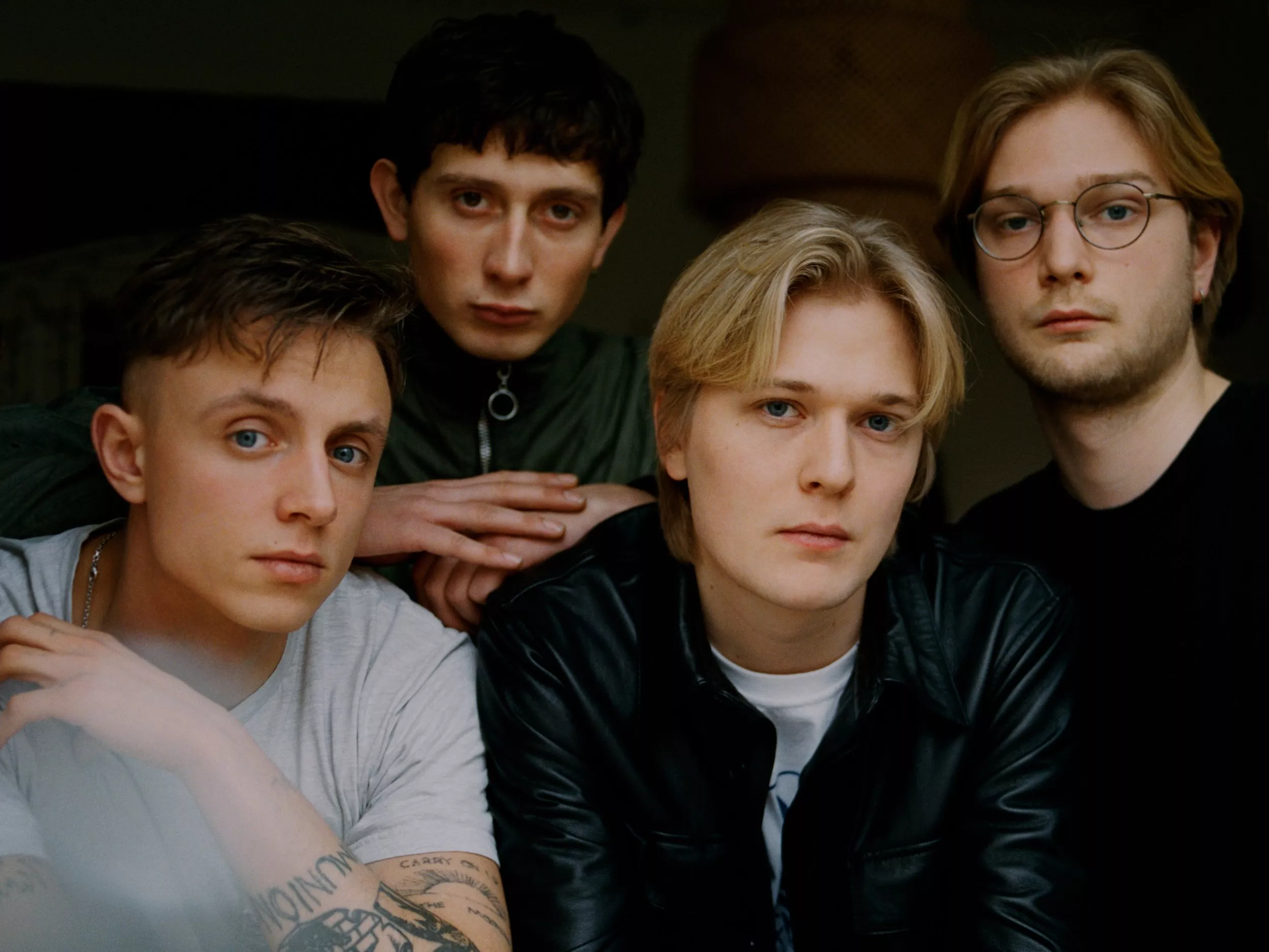 ANMELDELSE: Når skokiggere druknes i dårlige valg