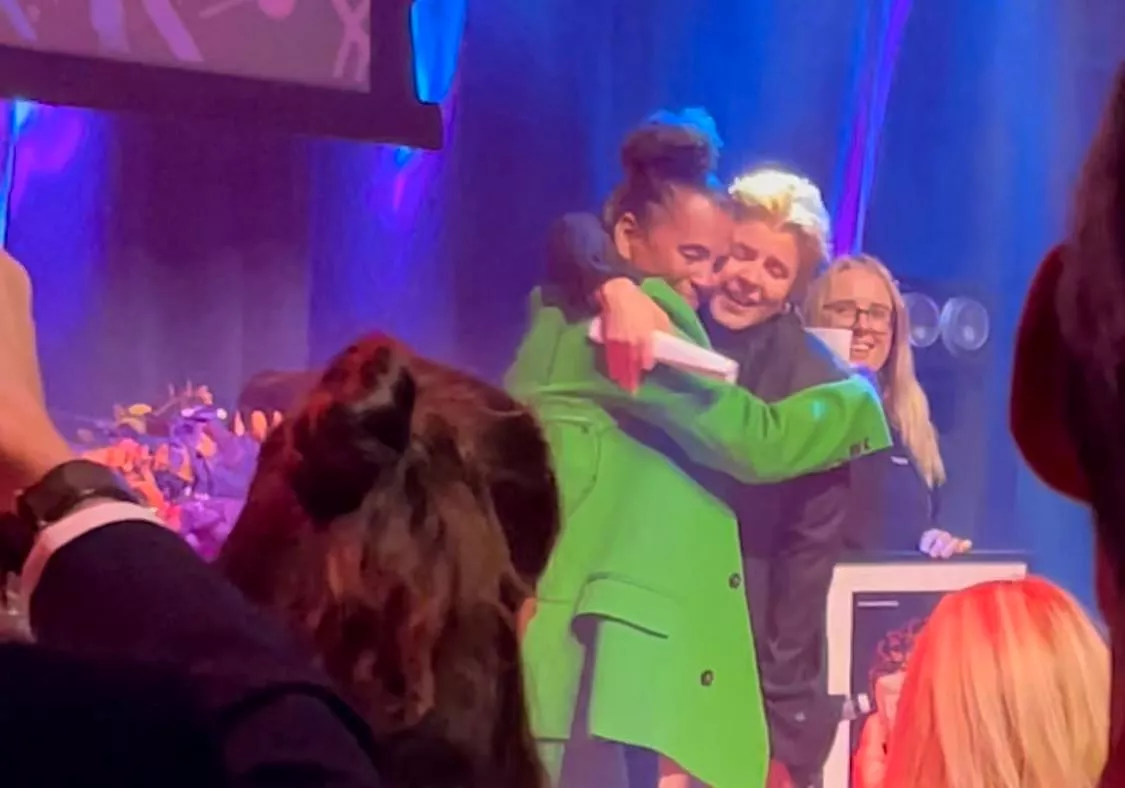 Märkbart rörd Robyn tar emot hederspris – se tacktalet