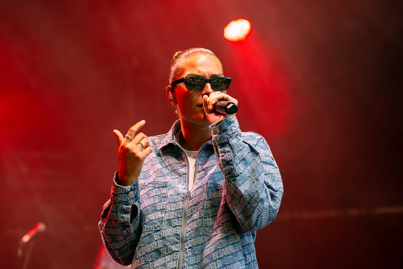 Svea S. forfører publikum med trommer, selvtillid og lækkert hår