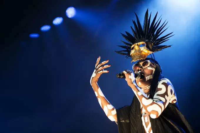 Letpåklædt og veludrustet Grace Jones fik jakkesættene til at danse
