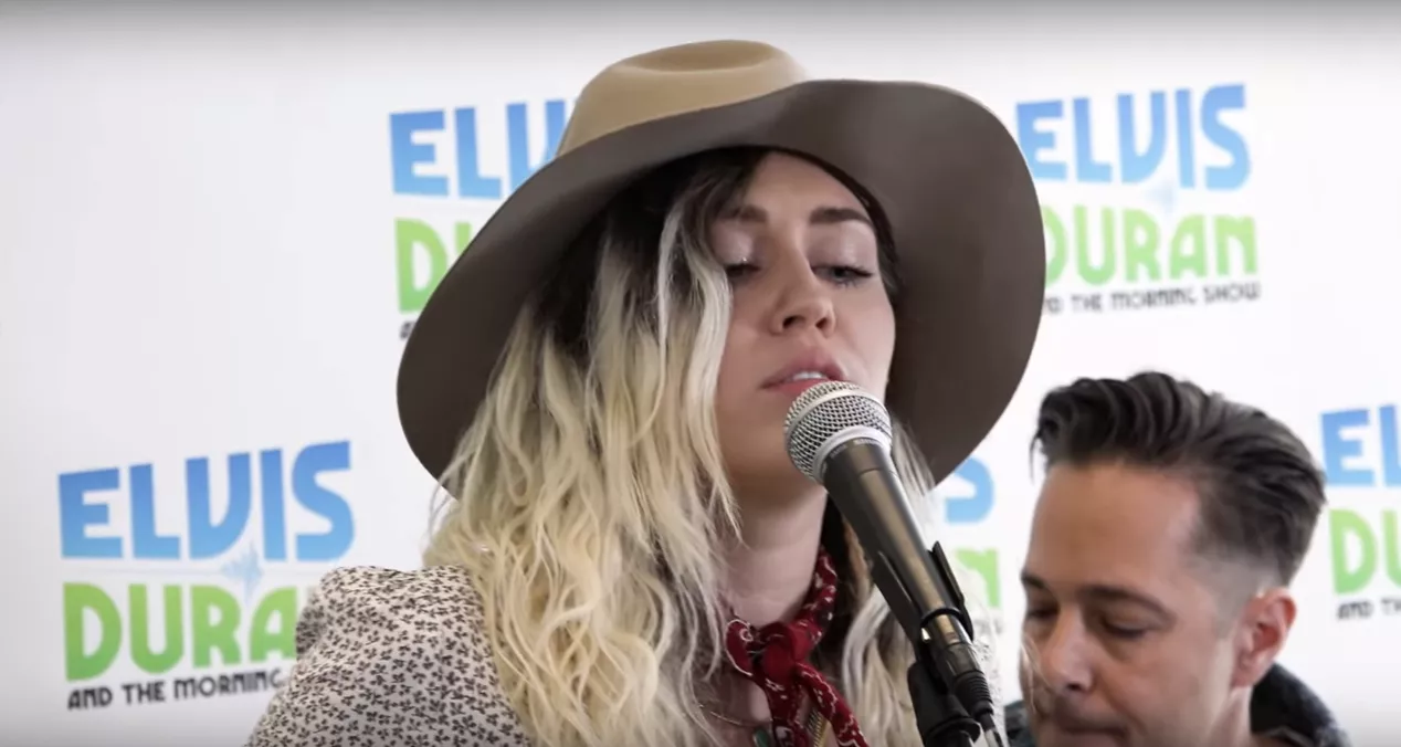 Miley giver akustisk version af Malibu