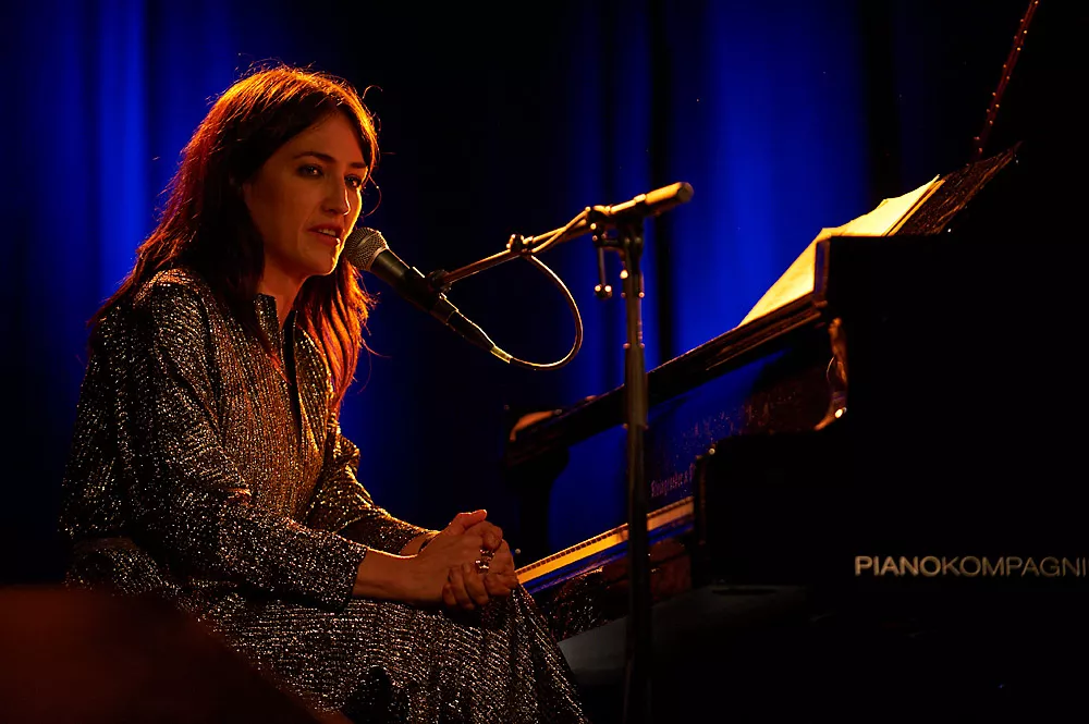 Joan As Police Woman til Posten