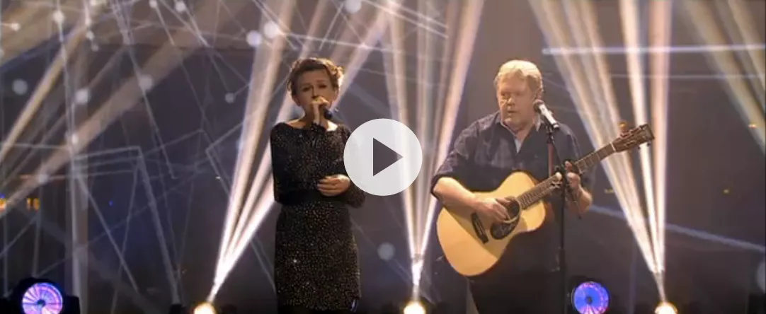 Se Stine Bramsen og Sebastian synge rørende duet
