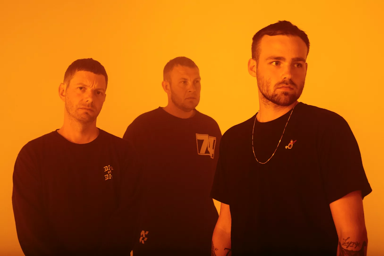 VIDEO: AV AV AV annoncerer debutalbum med hårdtslående single 