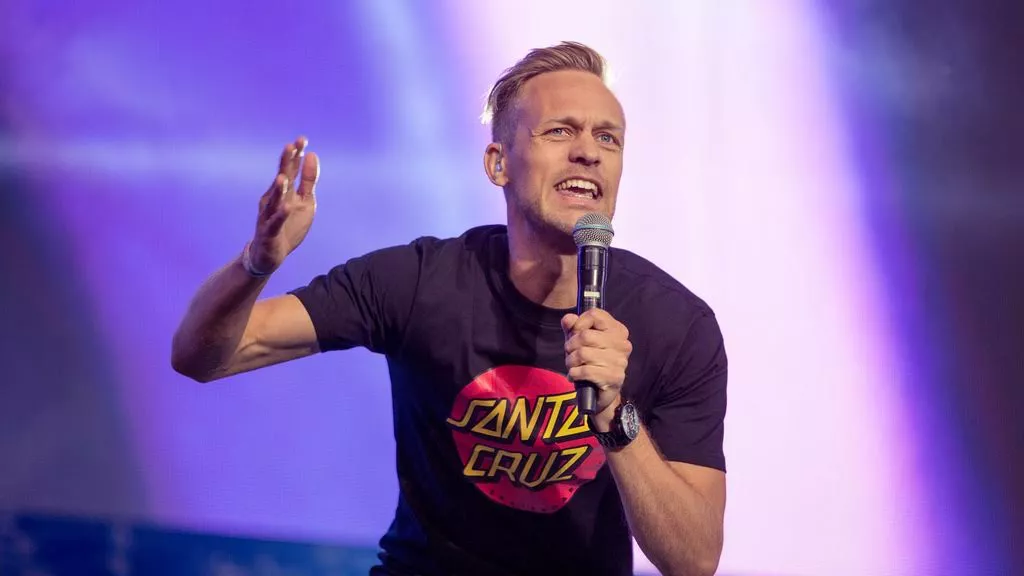 Mannen bak årets sommerhit gir seg som artist - annonserer stor avskjedskonsert i Oslo