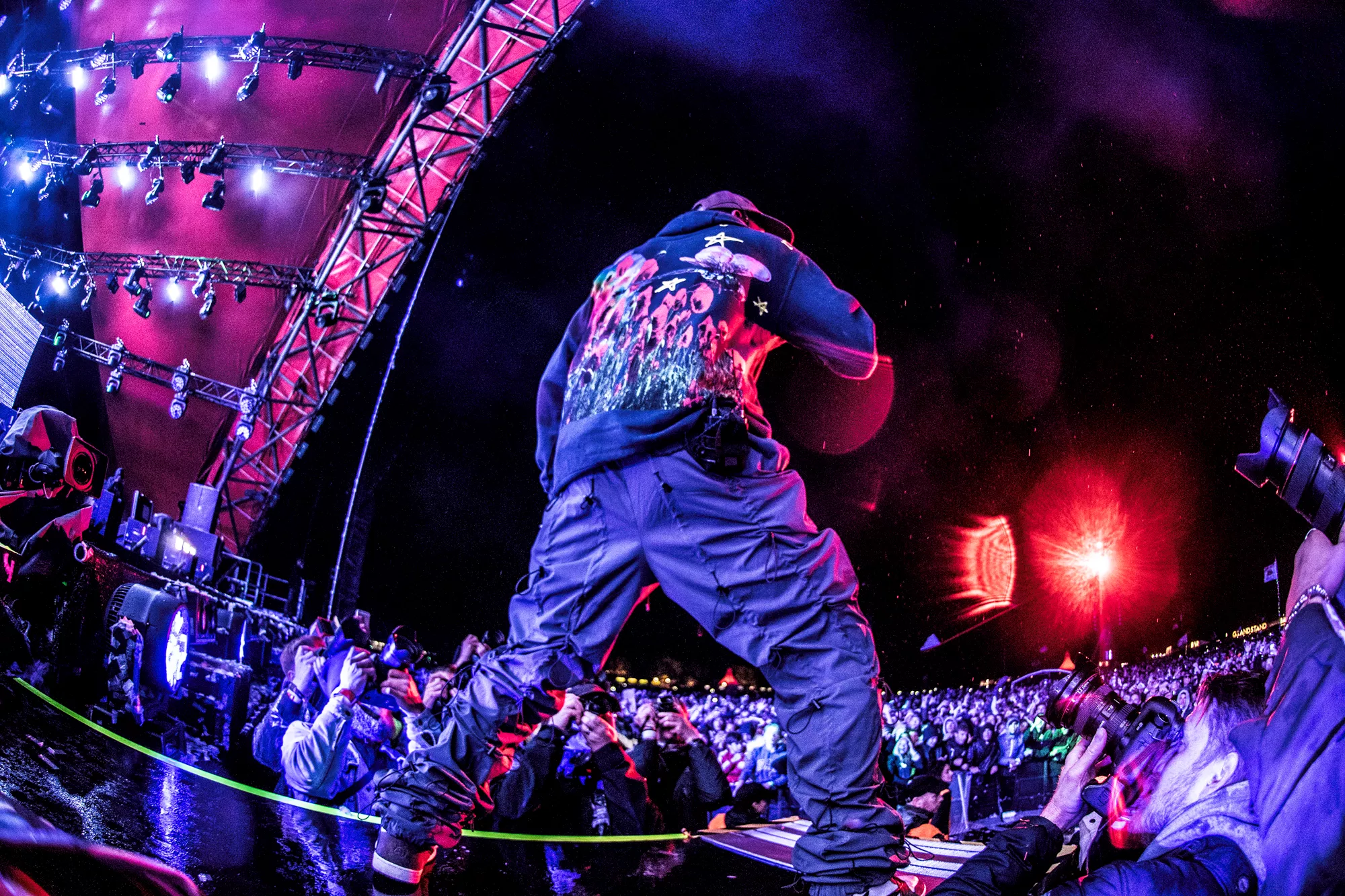 Minst åtta personer miste livet under festivalkonsert