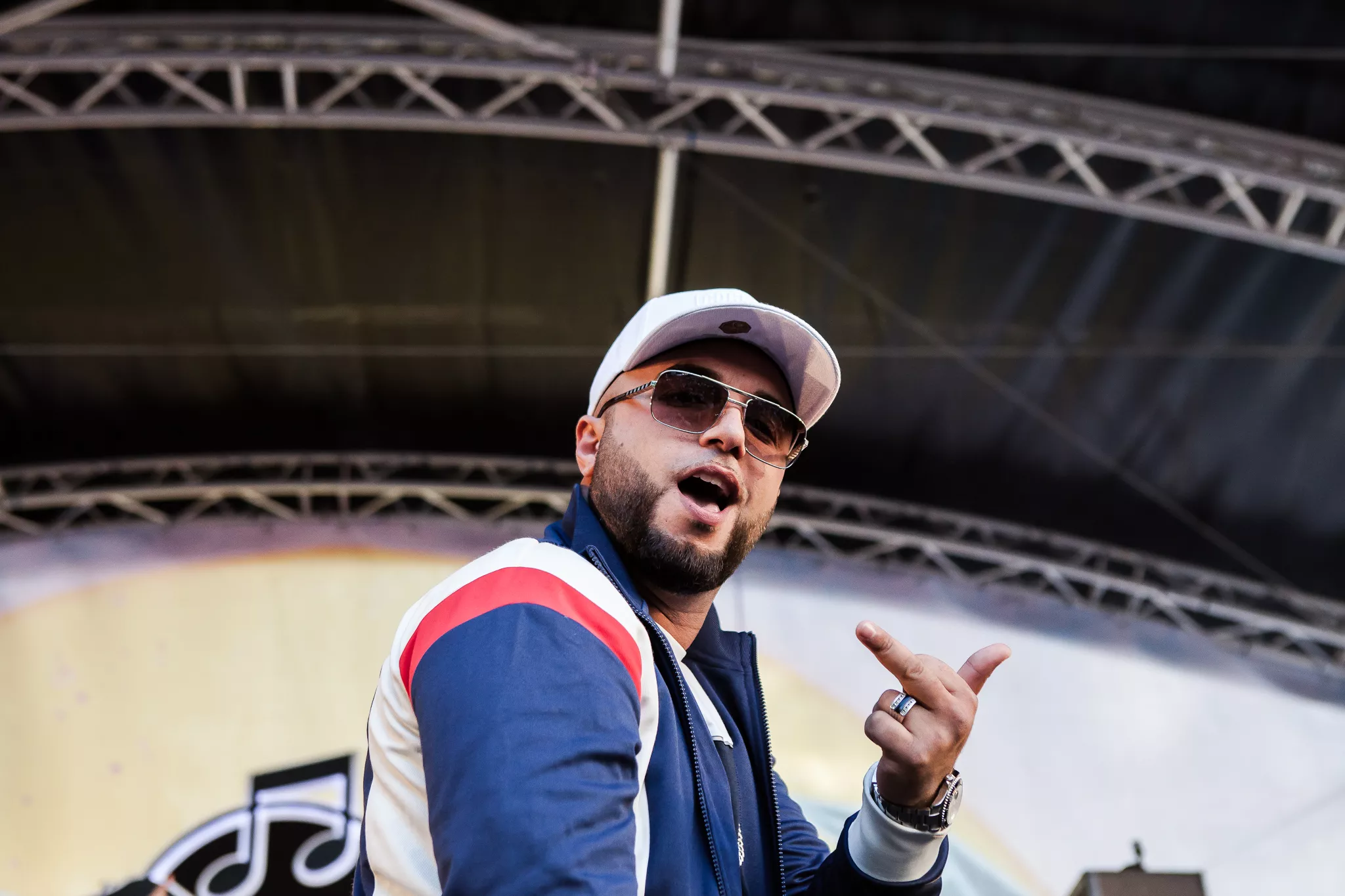 Distortion: MellemFingaMuzik gav mellemfingeren til alle