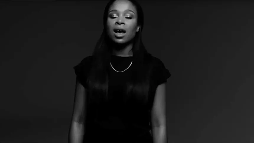 Nabiha udgiver eftertænksom og personlig sang og video som julegave