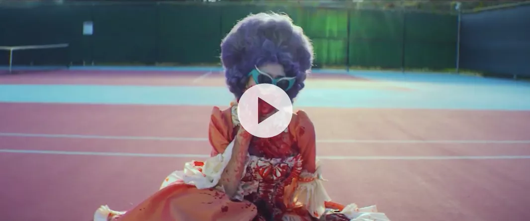 Se Grimes i ny blodig musikvideo