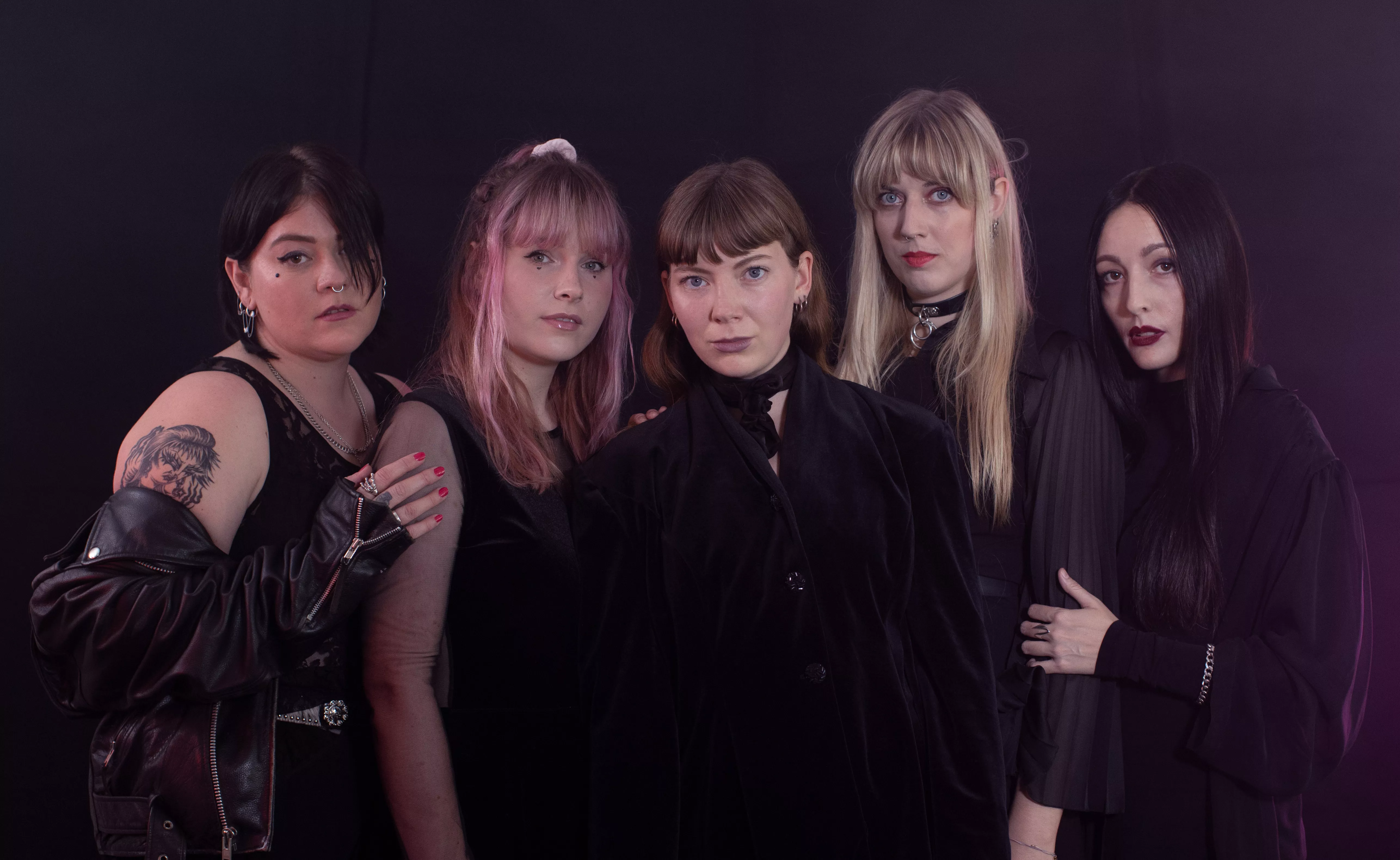 Rebecca Lou, Greta, girlcrush med flere går sammen på rørende julesang