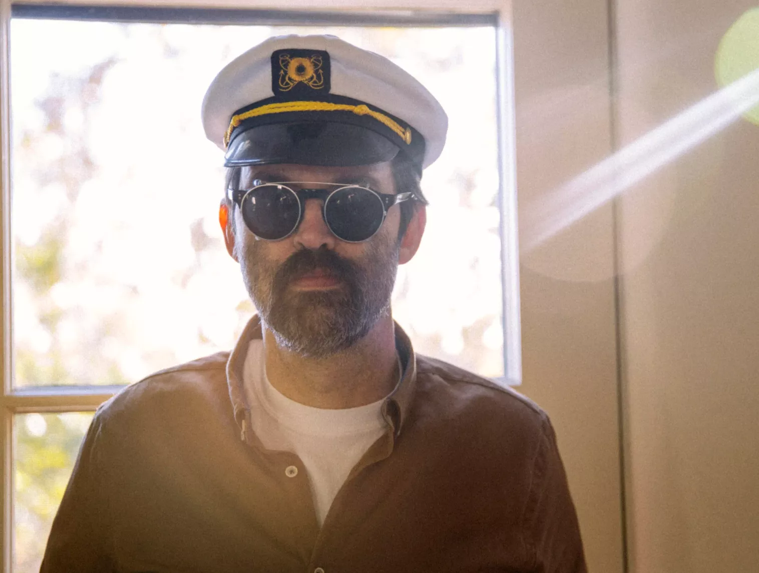 Manden med hundeansigtet hyler igen