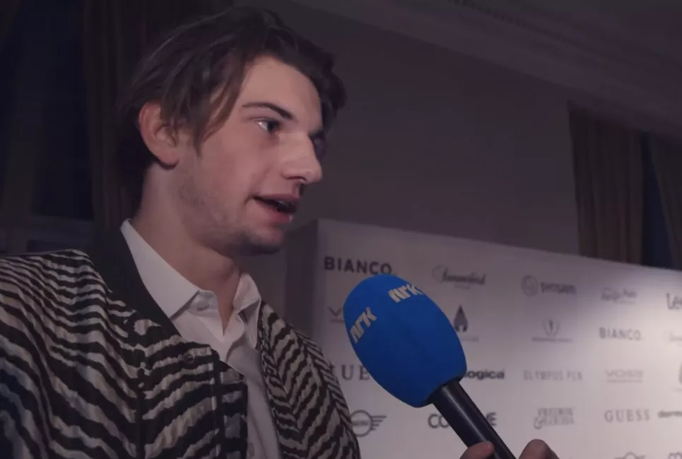 Vad händer när män svarar på frågor kvinnor alltid får på röda mattan?