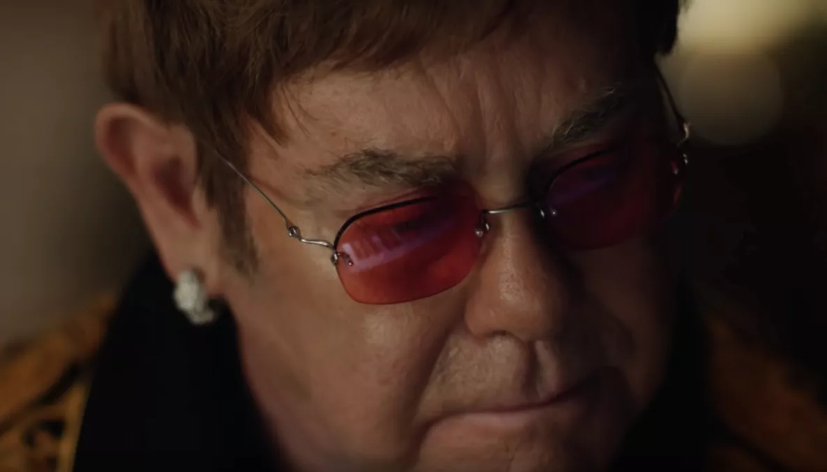 VIDEO: Ikonisk julereklame er en rørende hyldest til Elton John