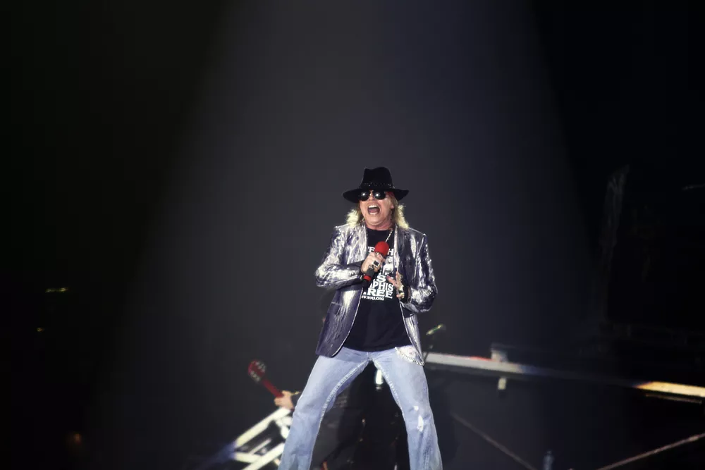 Han tar över micken i AC/DC