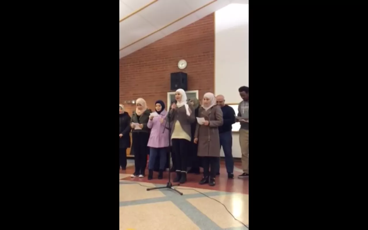 Se nyanlända sjunga Kent-klassiker