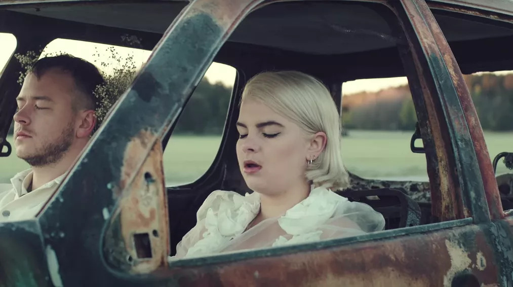 PREMIÄR: Amanda Fondell – Needed och Part Of It