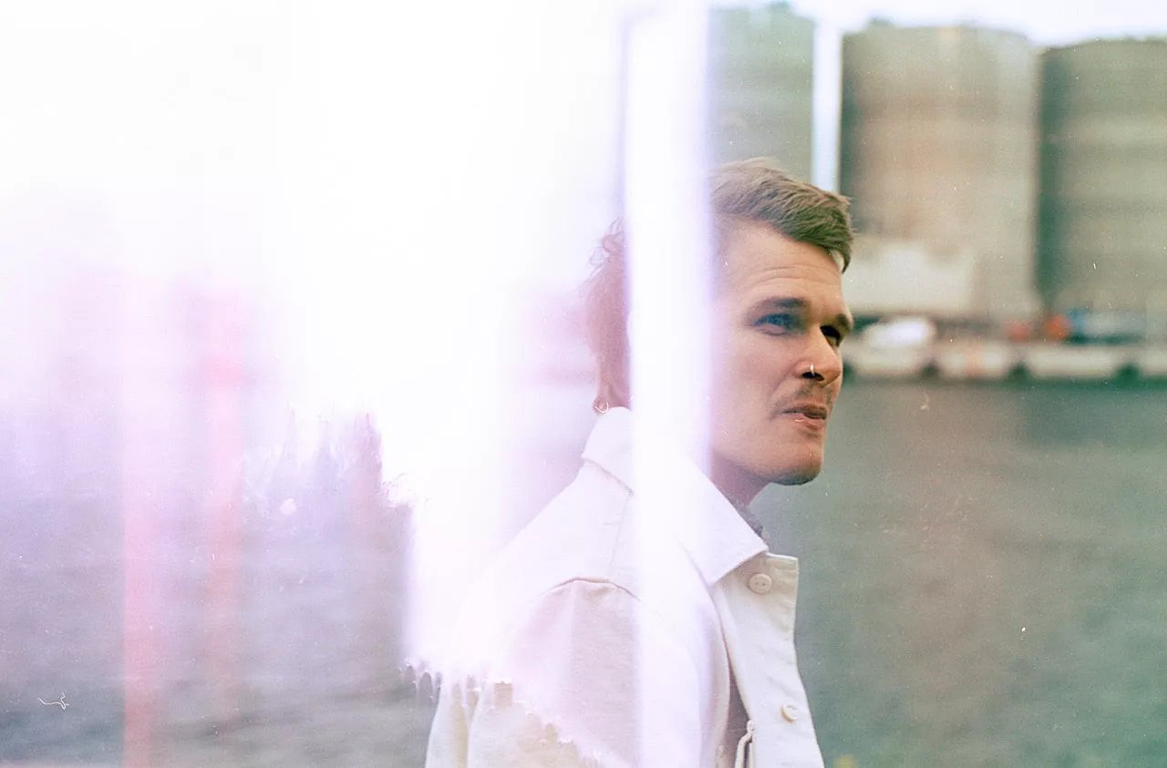 Vestjyde med stærk backingensemble lever sympatiske sange – og budskaber