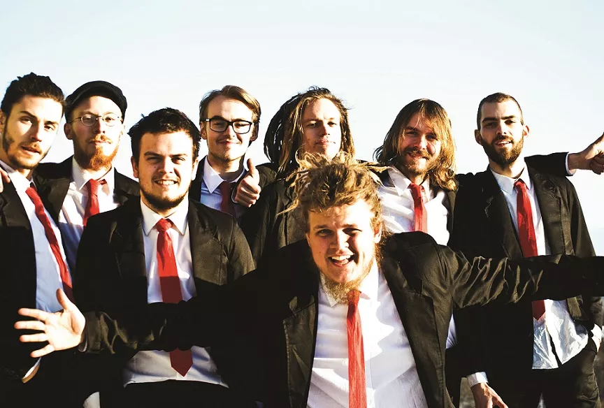 Svenskt reggaeband ger en känga mot homofober