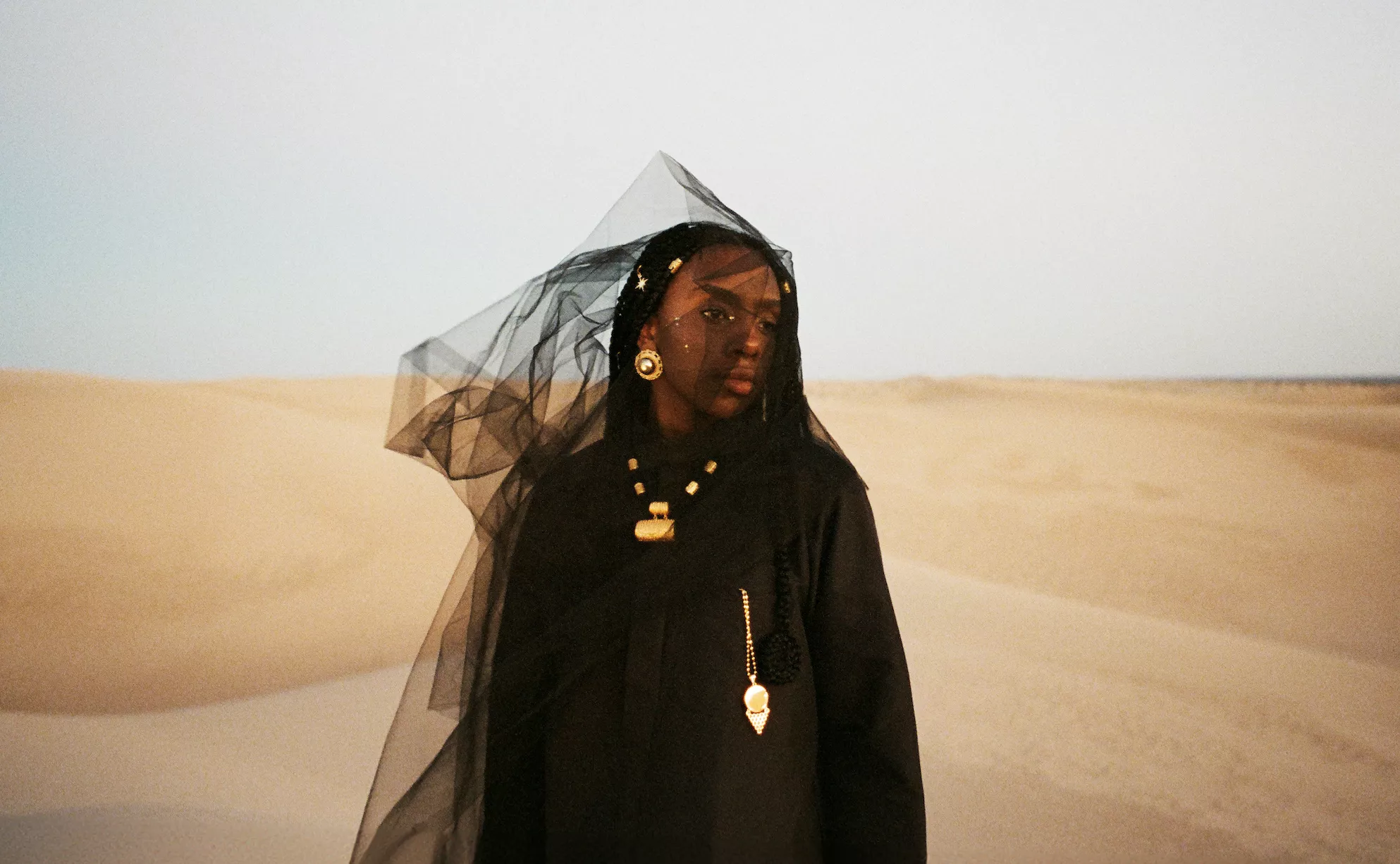 Dua Saleh får Bon Iver med på nyt album