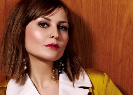 Stine Bramsen ude med ny ærlig single til den danske popscene 