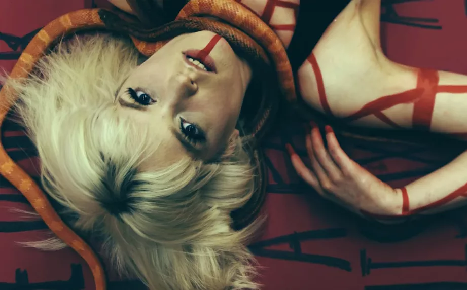 Lydmor ude med ny mørk og dramatisk musikvideo