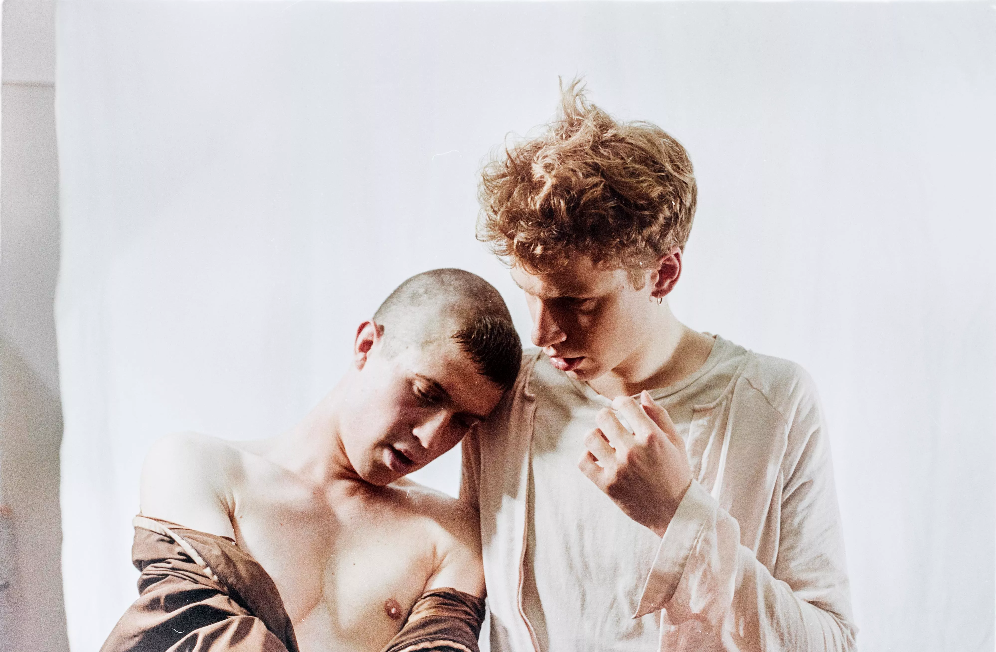 LYT: Fraads synger om at have mistet sit livs kærlighed på ny single