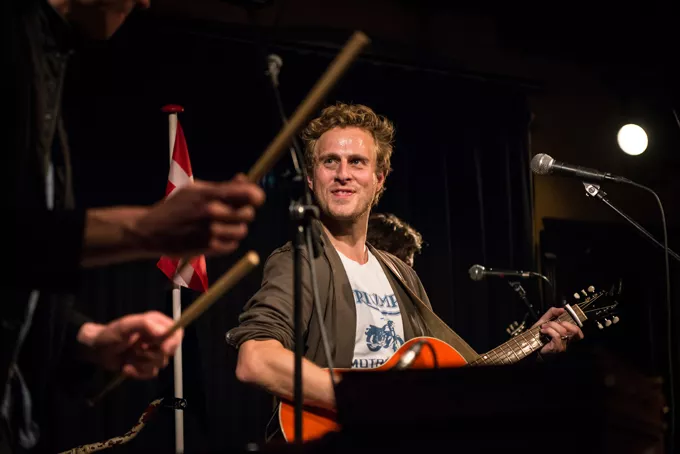 Se Folkeklubbens nye turné-musikvideo 