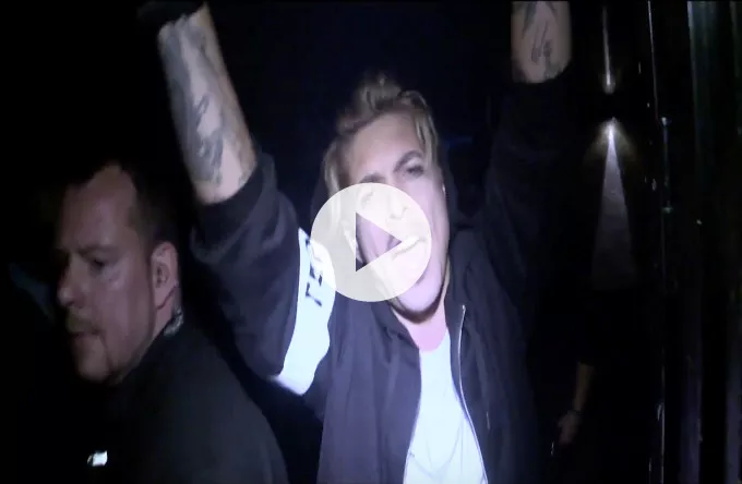 Video: Mattias Hundebøll synger vuggevise på natklub