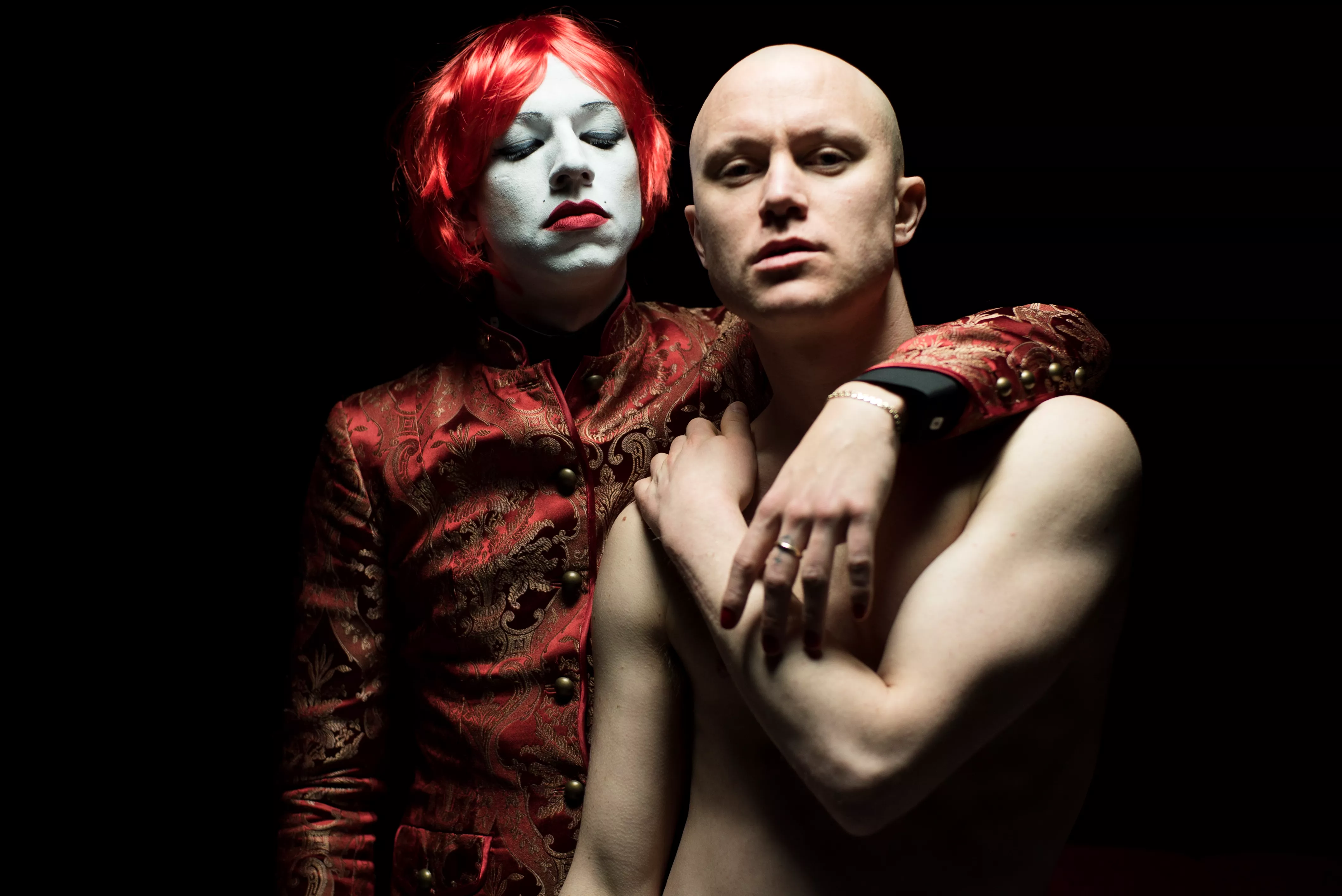 Bisse nøgen og kronraget i ny video