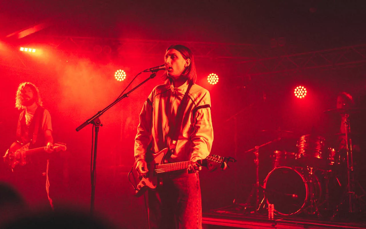 "Att göra features med artister man tycker om är standard i andra genres men av någon anledning superovanligt i bandvärlden", säger Karl Sundström, sångare i Terra.