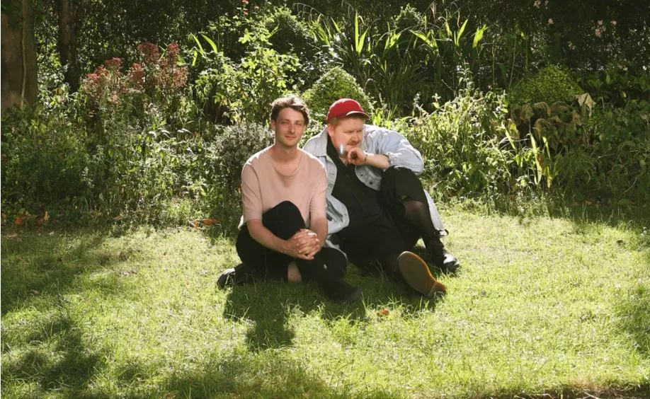 Popduo dog i bilolycka