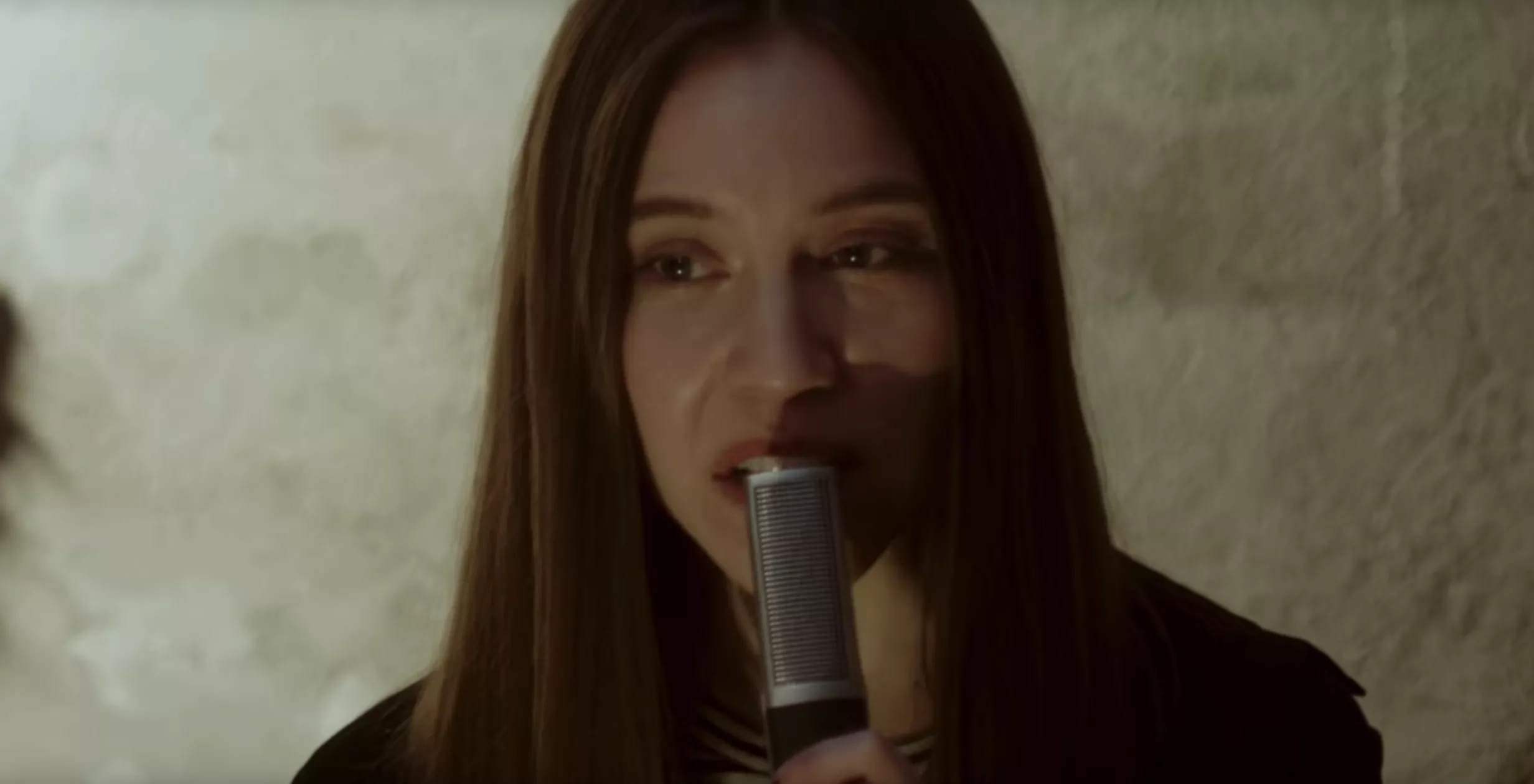 Smuk sang, stemningsfuld livevideo: Ice Cream Cathedral finder styrke i det, der krakelerer