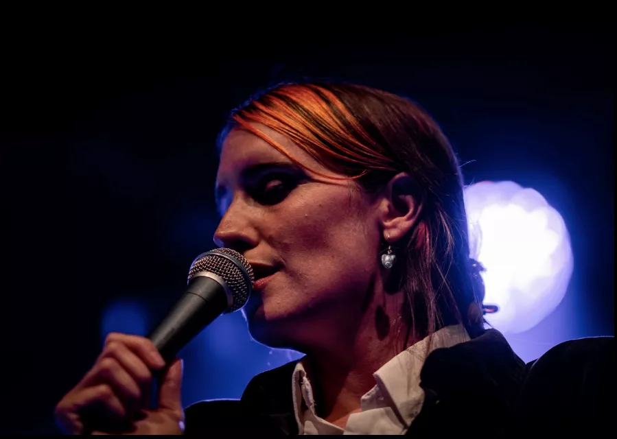 Stor vokalist med stærke sange trodsede vejrmæssige udfordringer