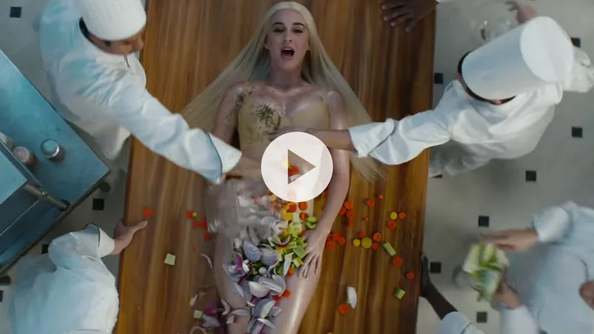 Bon appetit! Katy Perry serveres som gourmet-mad i vild video