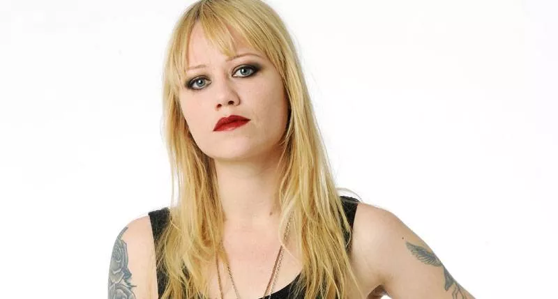 Svensk rockstjärna attackerar BH-industrin