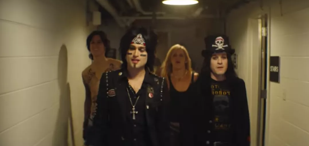 Se trailer til ny Mötley Crüe-film – med Machine Gun Kelly som Tommy Lee