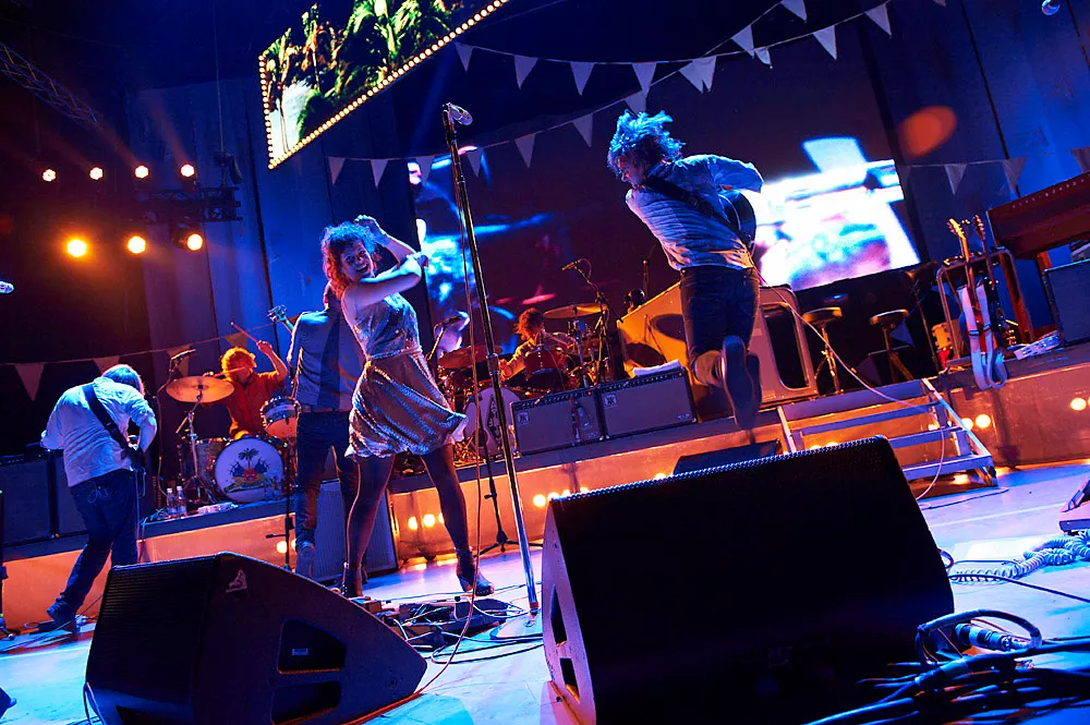 Se Arcade Fire framföra tre låtar i skruvad video