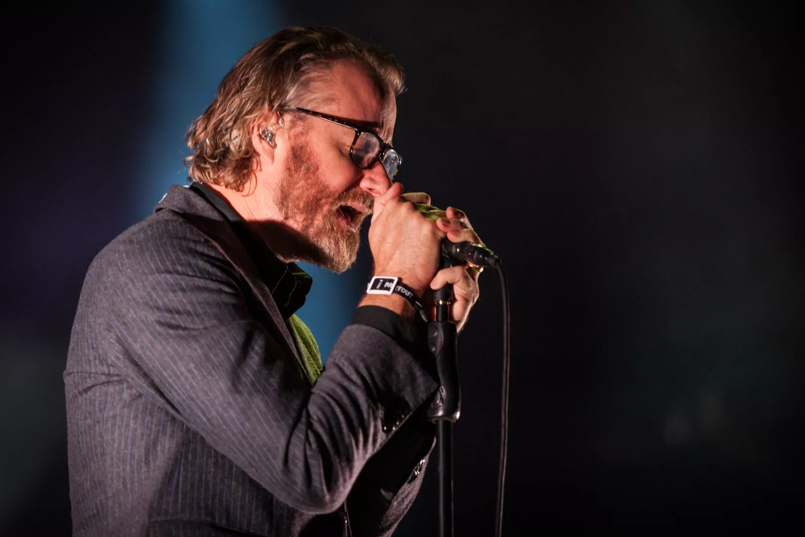 Se The National-vokalist skyte bordtennisballer med rumpa