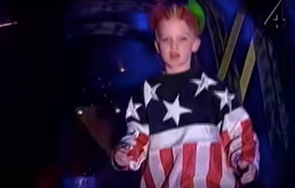 Se Alexander Engdahl, 8 år, riva av Prodigys "Firestarter" i Småstjärnorna