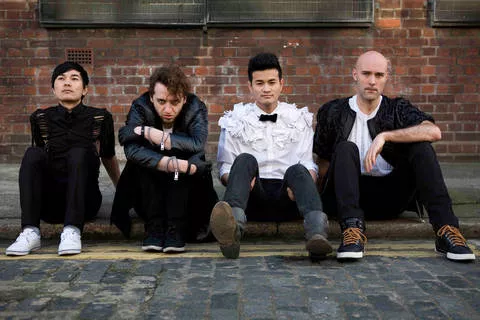 Ignug varmer op for Lucy Love